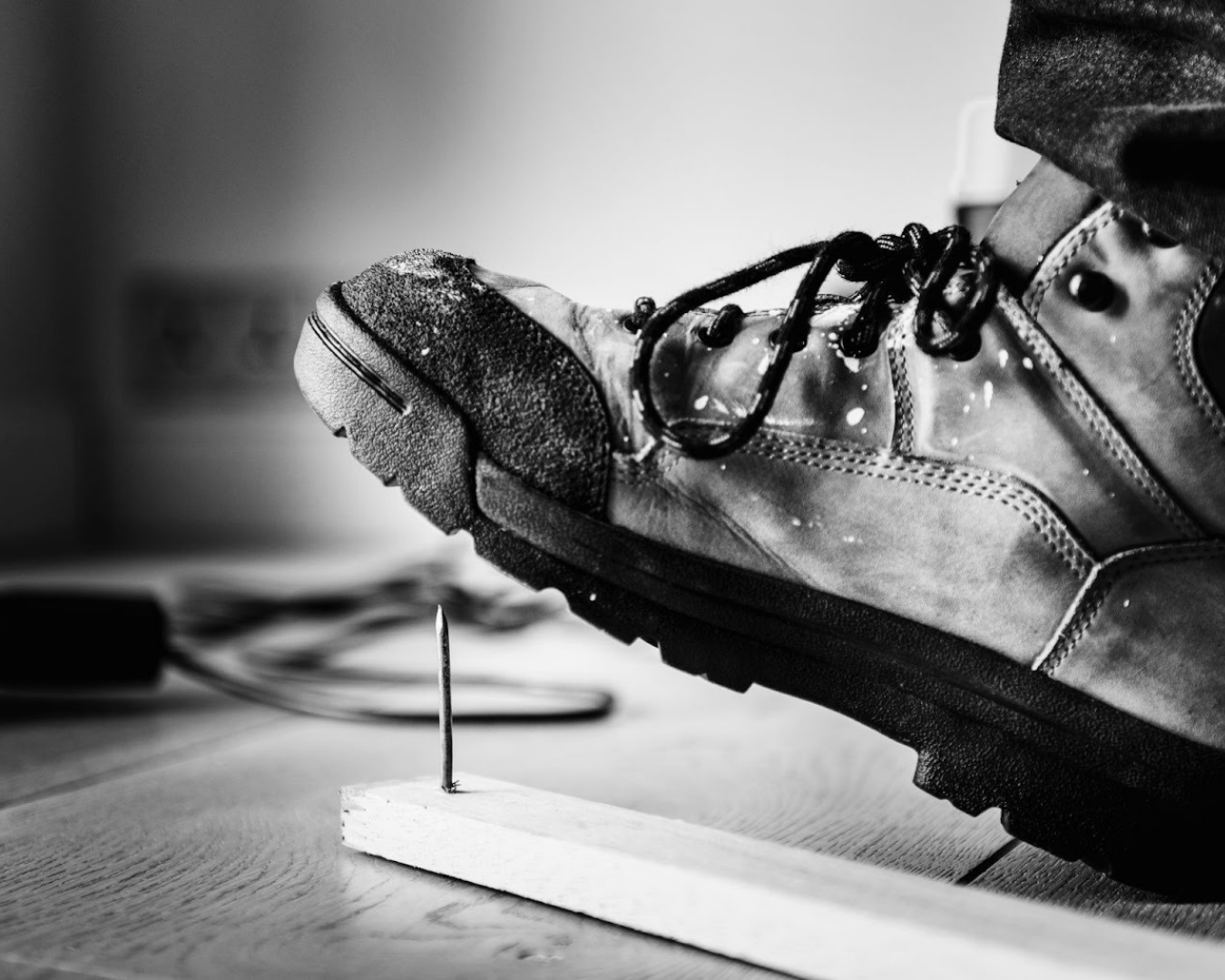 A minőségi munkavédelmi cipő megerősített orrmerevítéssel és átszúrásbiztos talppal védi a lábat a munkahelyi sérülésektől, így biztonságosabbá és magabiztosabbá teszi a mindennapi munkavégzést.