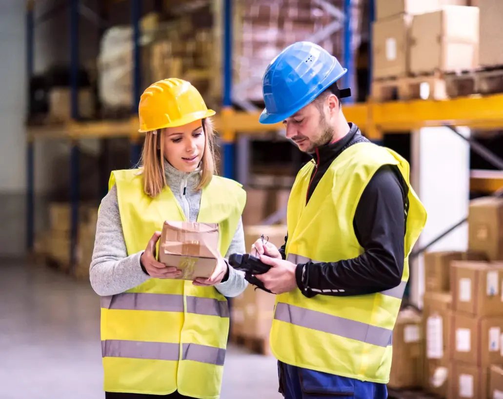 Mozgásigényes, kültéri vagy egész napos munkához a megfelelő munkaruha kulcsfontosságú. Ergonomikus szabás, időjárásvédelem és tartós komfort a hatékony munkavégzésért.