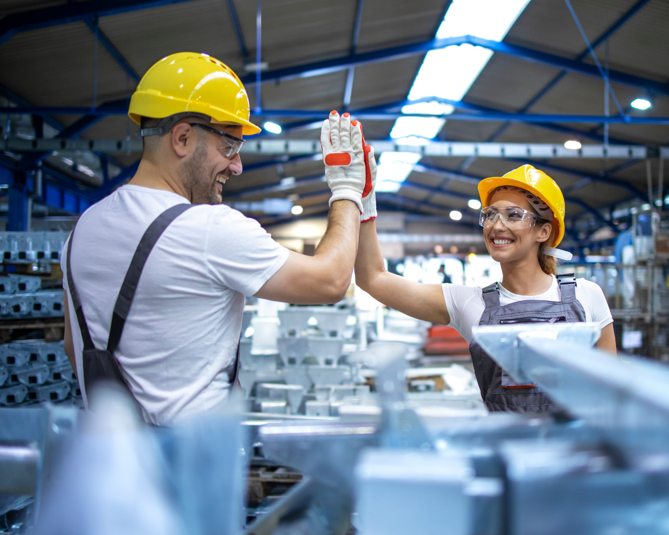 A tavaszi munkaruha kiválasztása kulcsfontosságú a változó időjárásban. Mutatjuk, hogyan segít a réteges munkaruha rendszer kényelmesen és biztonságosan dolgozni reggeli hidegben és nappali melegben is.