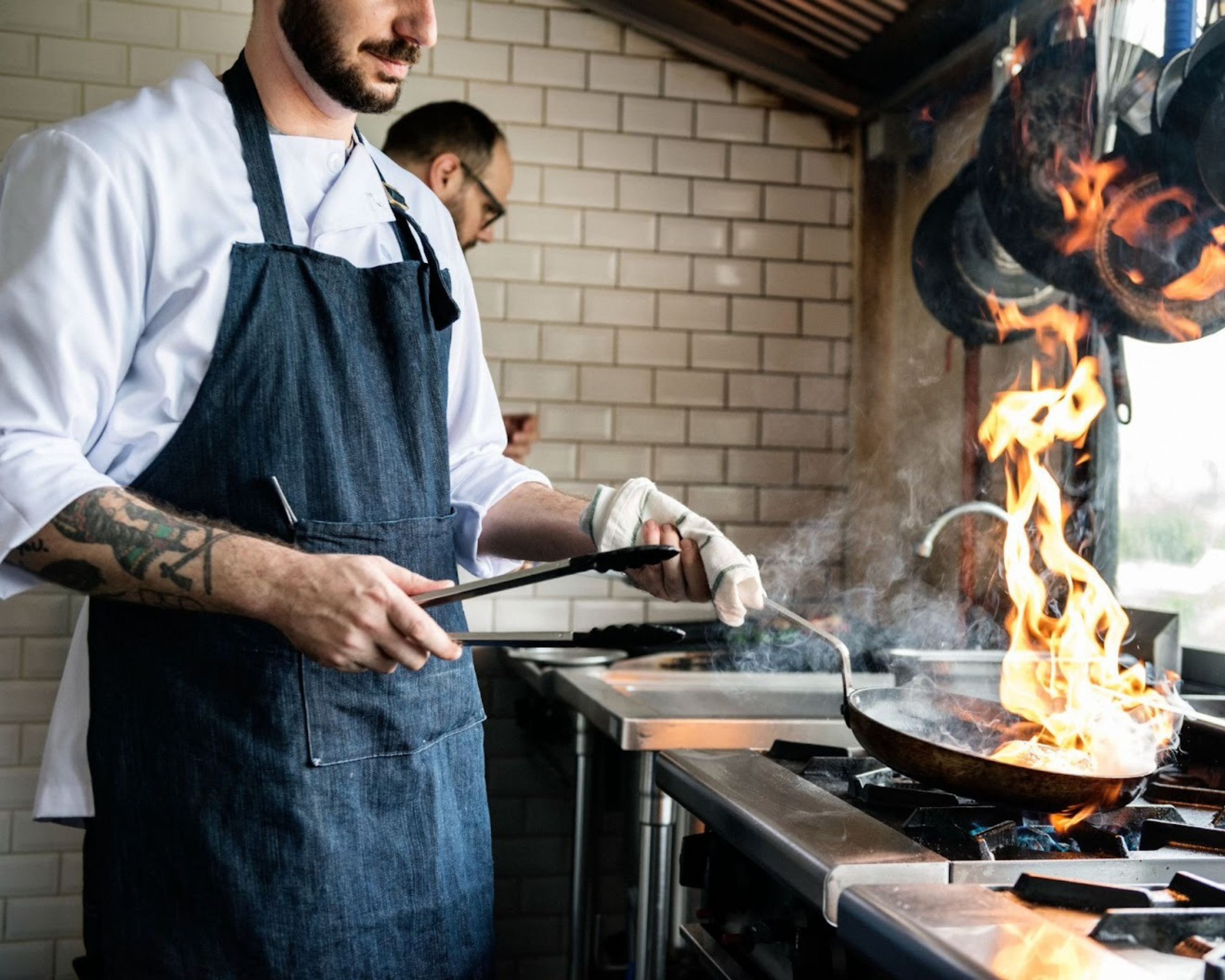 Vendéglátó munkaruha választás: hogyan maradj kényelmes és biztonságban a konyhai hőben és pörgős műszakok alatt? Mutatjuk a legfontosabb szempontokat.