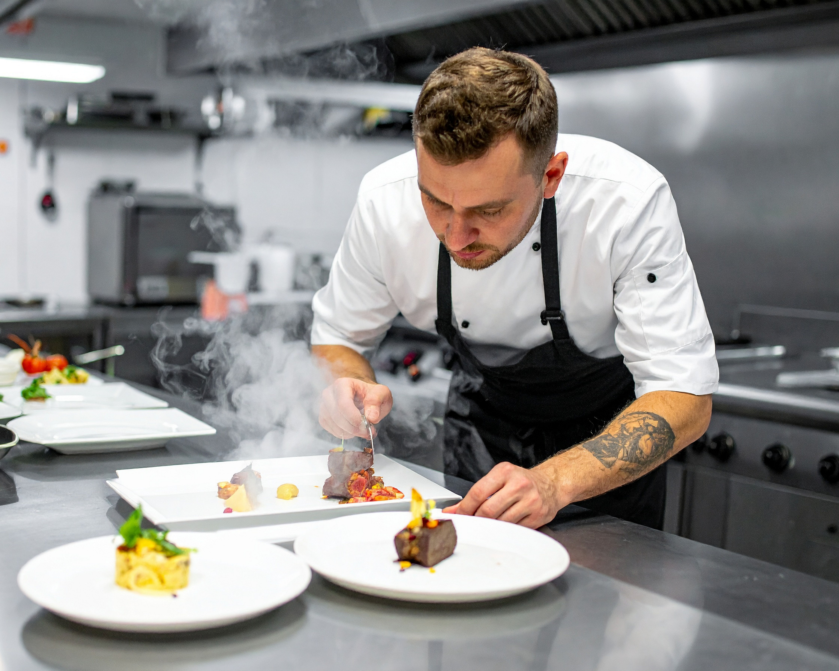 Szakácsok munkaruhája: strapabíró, jól szellőző viselet a forró konyhai környezethez. Ismerd meg, milyen ruházat segíti a biztonságos és hatékony munkavégzést.