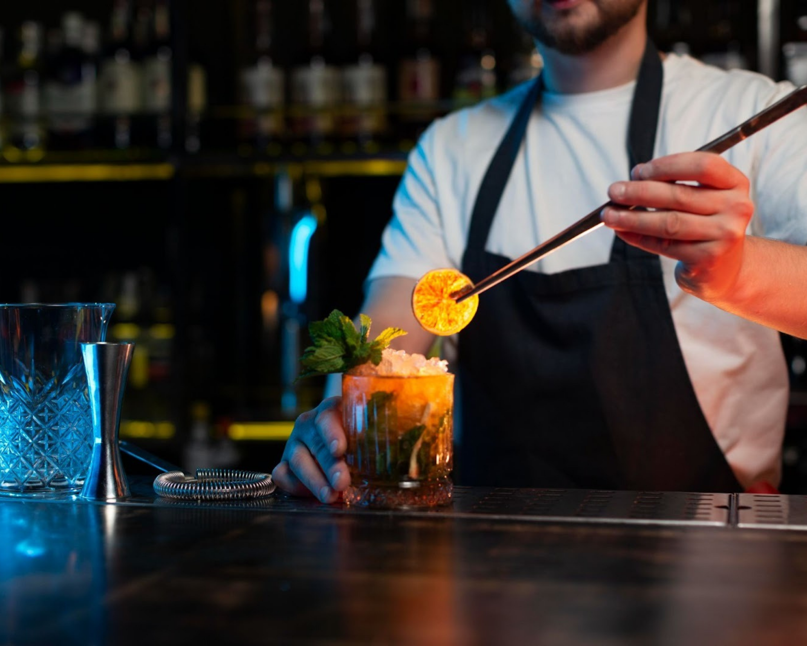 Barista és bárpultos munkaruha: stílusos, mégis kényelmes viselet a folyamatos mozgáshoz. Mutatjuk, hogyan találd meg az egyensúlyt megjelenés és funkcionalitás között.