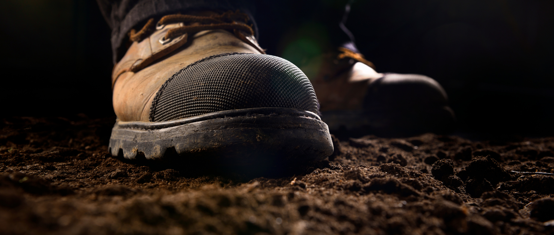 Munkavédelmi cipő vagy munkavédelmi bakancs? Mikor melyik az ideális?